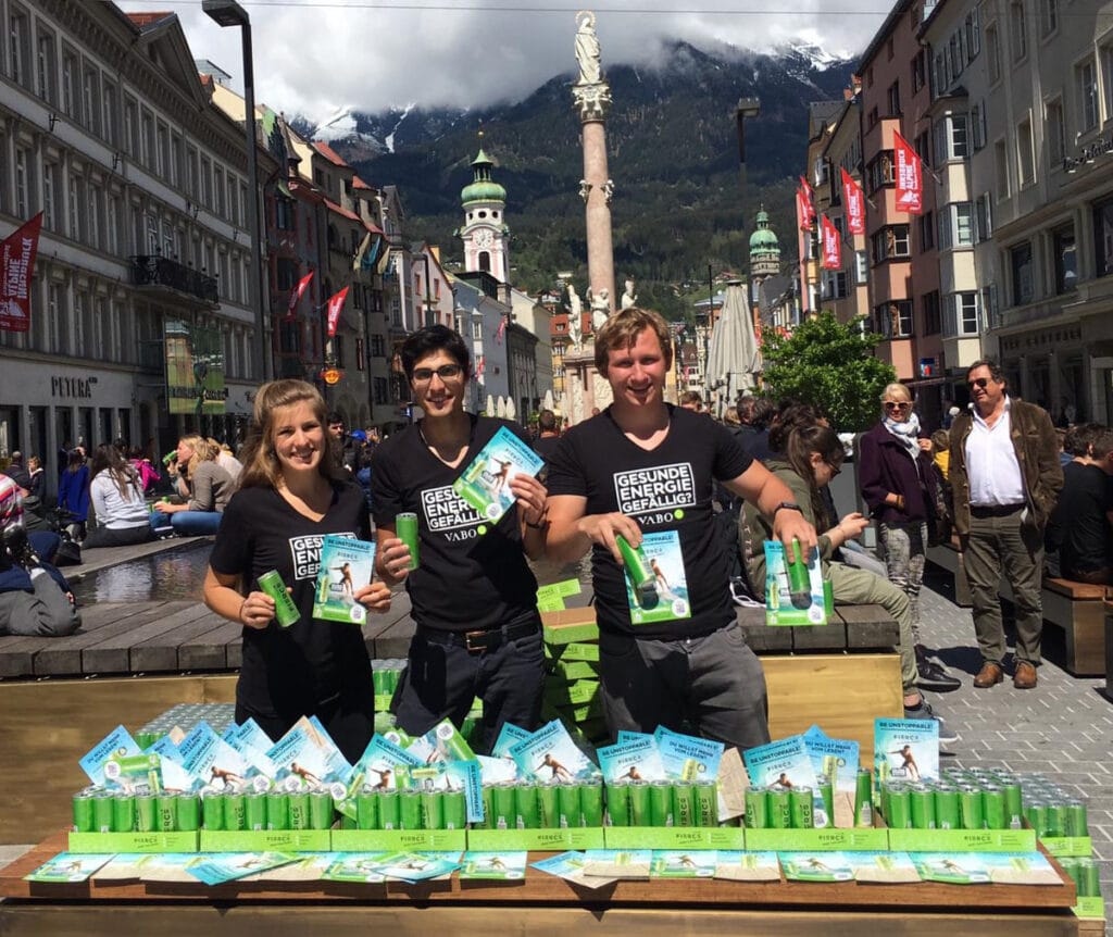 Sellinnx Promotionteam beim Produktsampling in einer Einkaufsstraße